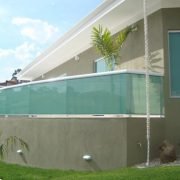 guarda-corpo-sacada-no-vidro-verde