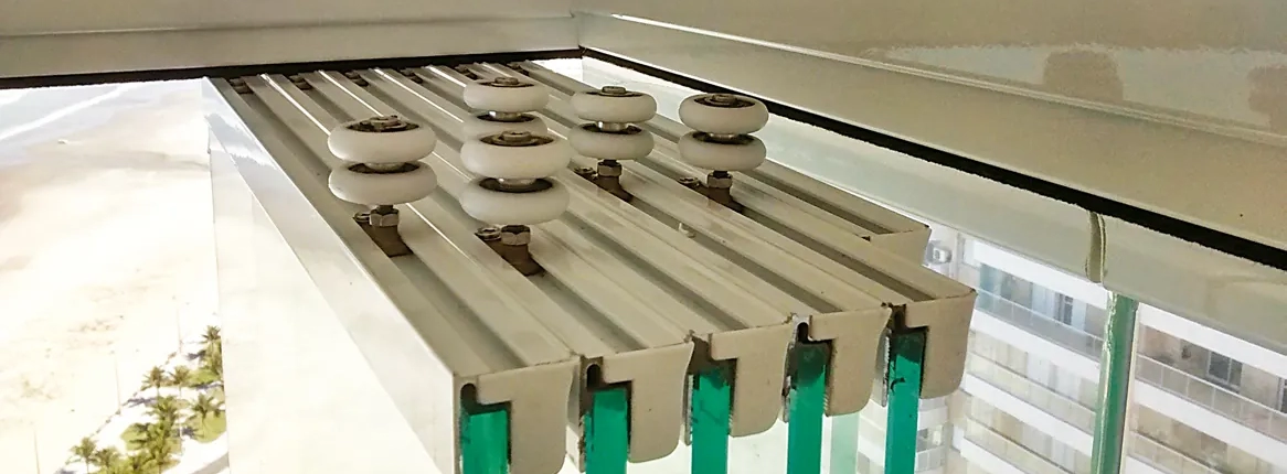 manutencao-de-varandas-possui-desgaste-das-roldanas-ou-perdas-de-regulagem-dos-kits-convencionais